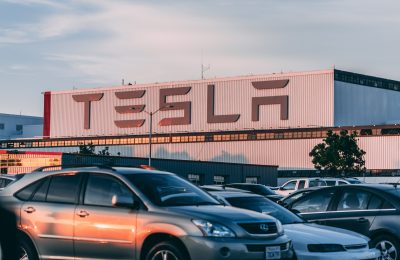 Teslan huima kehitys sähköautoteollisuuden eturintamassa