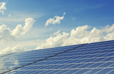 Oomin aurinkopaneelit: Kestävä investointi aurinkoenergiaan